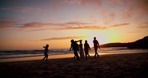 Zachód Słońca Bieganie Sylwetka Rodziny Plaży Wakacjach Wakacjach Lub Weekendowej — Wideo stockowe
