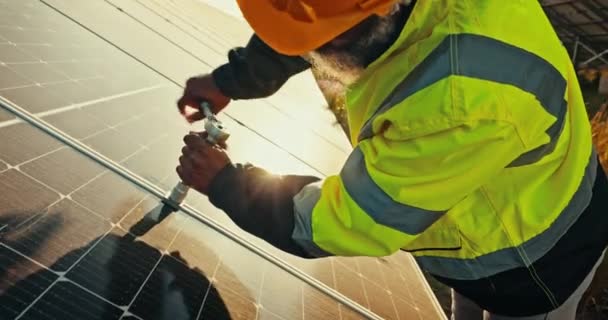 Zonnepaneel Onderhouds Bouwvakker Met Duurzame Energie Elektriciteitsproject Mannelijke Aannemer Duurzaamheid — Stockvideo