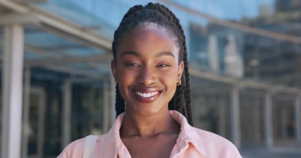Kampüs Dışında Gülümseyen Siyahi Bir Kadın Yüzü Sabah Işe Gidip — Stok video