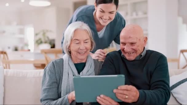 Tableta Zdravotní Péče Zdravotní Sestra Seniory Pohovce Obývacím Pokoji Pečovatelského — Stock video