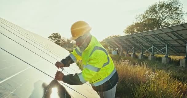Pannello Solare Manutenzione Uomo Con Lavori Costruzione Con Energia Rinnovabile — Video Stock