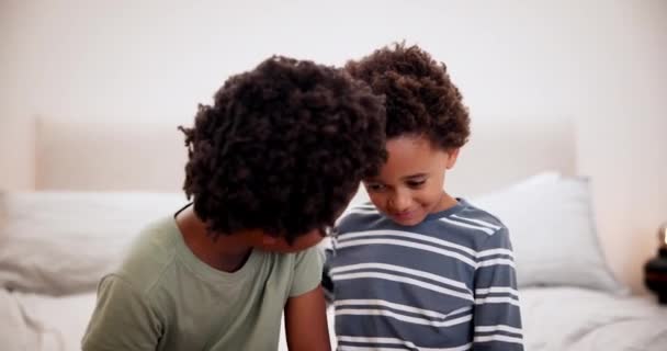 Děti Bratři Obejměte Podporu Domácí Ložnici Péči Lásku Rodině Africké — Stock video