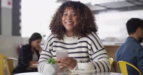 カフェのソーシャルメディアのコーヒーショップで 携帯電話を使用して 幸せでリラックス コミュニケーションとインターネット接続のためのスマートフォン付きのレストランでのアフリカ人 肖像画と人 — ストック動画