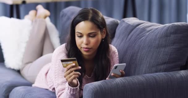 オンラインショッピング デジタル決済 フィンテックのためのクレジットカード付きの女性 ソファー 若者は家庭用Eコマース モバイルトランザクション 登録のためにソファーでリラックスしたり サインアップして銀行アプリ — ストック動画