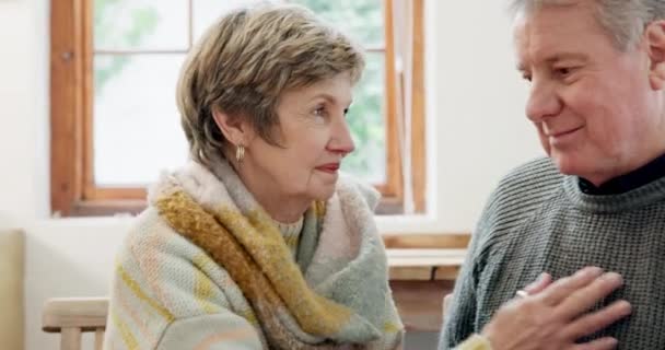 Idős Pár Boldogok Szeretettel Ölelkeznek Házasok Ölelkeznek Szerelemért Otthonért Nyugdíjasokért — Stock videók