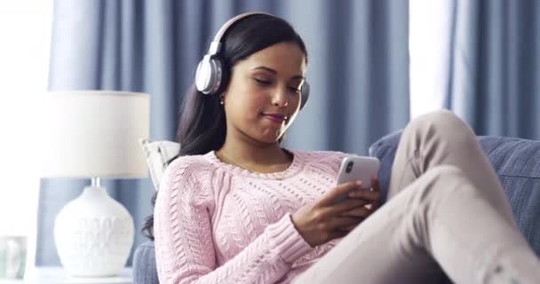 Kanapa Telefon Komórkowy Kobieta Słuchawkach Muzyki Mediów Społecznościowych Strumieniowego Wideo — Wideo stockowe