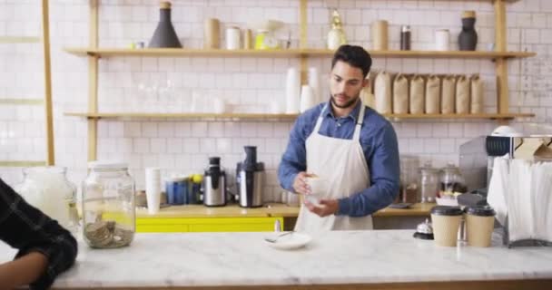 Mann Café Und Barista Bedienen Kunden Mit Lächeln Café Und — Stockvideo