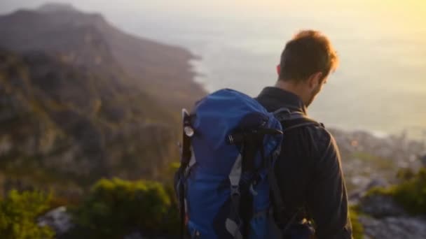 Caminhada Pôr Sol Homem Caminhando Montanha Aventura Para Explorar Exercitar — Vídeo de Stock