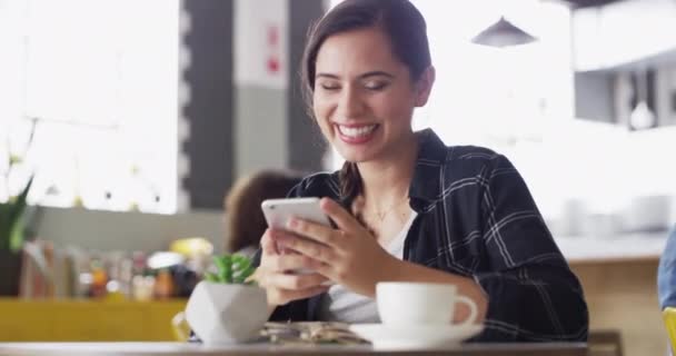 Γυναίκα Smartphone Και Καφετέρια Πρόσωπο Χαμόγελο Και Πρωινό Στο Εστιατόριο — Αρχείο Βίντεο