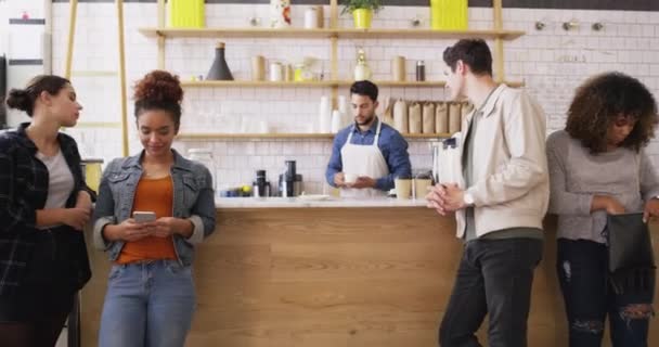 Mann Café Und Kellner Servieren Espresso Mit Lächeln Glücklich Und — Stockvideo