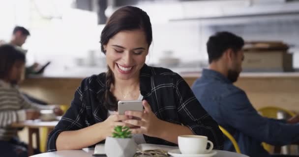 Lachen Telefoon Vrolijke Vrouw Cafe Sociale Media Chatten Internet Post — Stockvideo