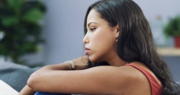 Mujer Triste Depresión Sofá Casa Con Salud Mental Dolor Cansancio — Vídeos de Stock