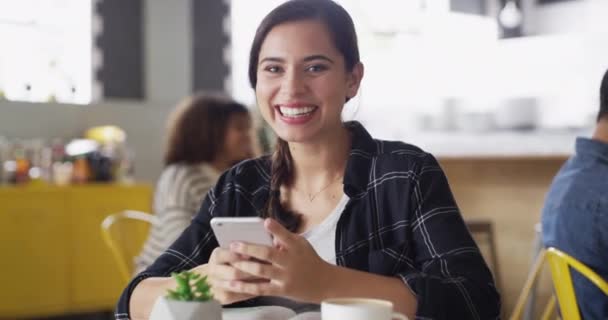 Лицевой Телефон Счастливая Женщина Кафе Социальных Сетях Чата Интернет Почте — стоковое видео