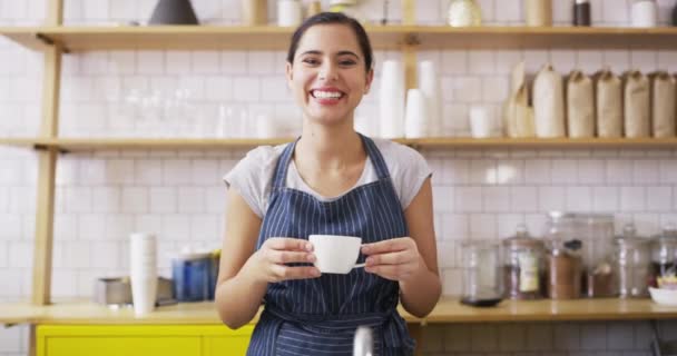 Mujer Cafetería Camarera Con Espresso Sonríe Sirve Cafetería Startup Servicio — Vídeo de stock