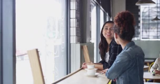 Gossip Falando Amigos Café Para Uma Reunião Divertida Discussão Comunicação — Vídeo de Stock