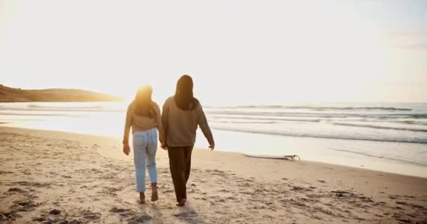 Παραλία Περπάτημα Και Μητέρα Κρατώντας Χέρι Παιδί Στο Ηλιοβασίλεμα Ταξίδια — Αρχείο Βίντεο