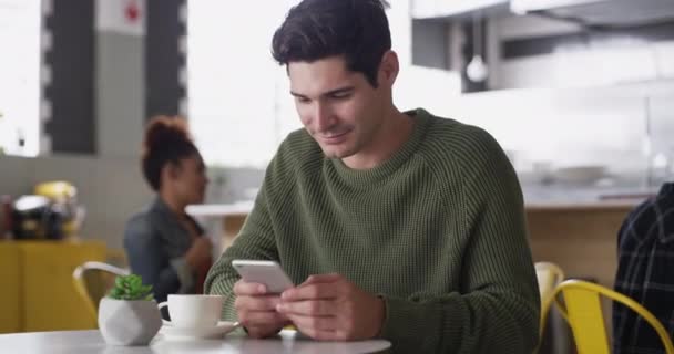 电话或快乐的男人在咖啡馆里笑着在社交媒体或网站上聊天 外出度假时 可在咖啡店桌子旁单独放置移动应用程序 肖像或男性图片 以放松一下 — 图库视频影像