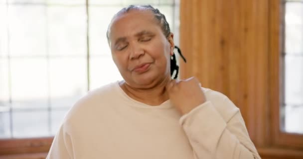 Боль Шее Дома Пожилая Женщина Стрессом Травмой Позвоночника Проблемы Здоровьем — стоковое видео