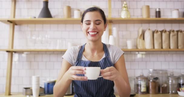 Žena Kavárna Servírka Servírující Espresso Úsměvem Kavárnou Startupem Servis Majitel — Stock video