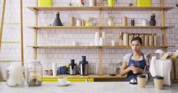Mujer Cafetería Camarero Sirviendo Cliente Con Taza Para Llevar Teléfono — Vídeo de stock