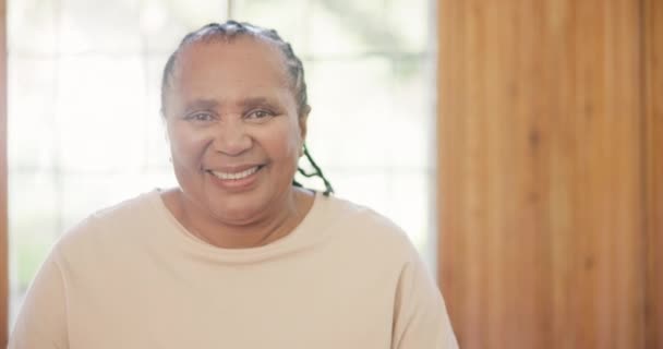 Sonríe Cara Mujer Mayor Casa Con Actitud Positiva Buena Segura — Vídeo de stock