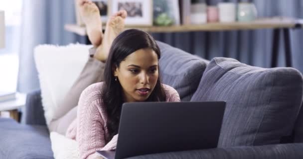 Mulher Relaxar Sofá Laptop Para Jogos Online Digitação Streaming Feliz — Vídeo de Stock