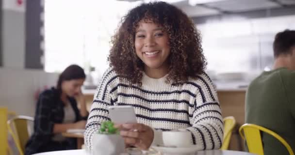 ソーシャルメディアやウェブサイトの通知に笑顔でカフェで顔 幸せな女性 休日の休暇中にリラックスするためにコーヒーショップテーブルでモバイルアプリ 肖像画 または女性の人 — ストック動画