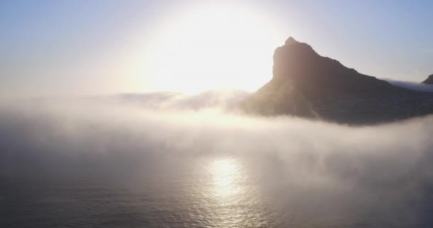 Montaña Niebla Dron Con Océano Amanecer Con Nubes Cielo Azul — Vídeo de stock