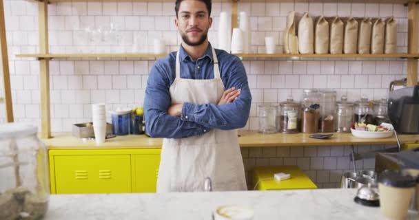 Šálek Šťastný Barista Práce Kavárně Zbraně Zkřížené Hrdost Latte Pultu — Stock video