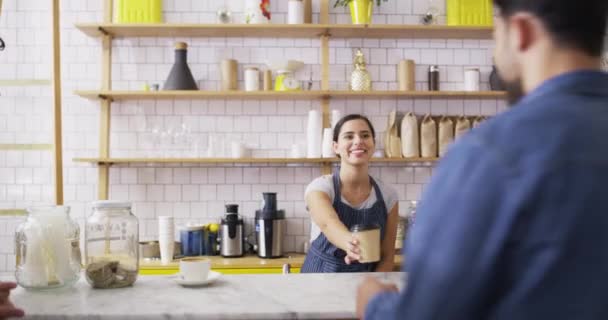 Camarera Cafetería Camarera Sirviendo Cliente Con Taza Para Llevar Smartphone — Vídeo de stock