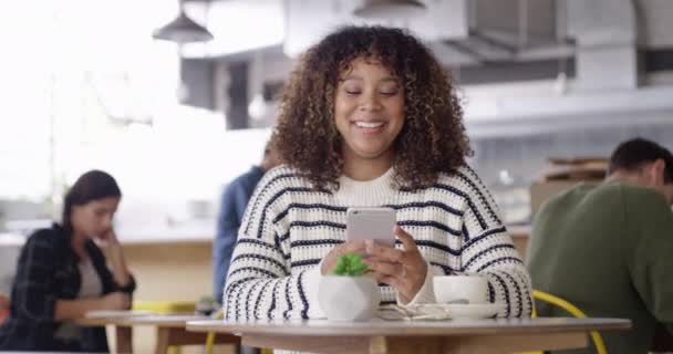 Telefon Eller Ansikte Glad Kvinna Kafé Sociala Medier För Meme — Stockvideo