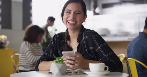 Mujer Feliz Teléfono Celular Cafetería Con Cara Sonrisa Redes Sociales — Vídeos de Stock