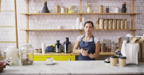 Frau Café Und Barista Bedienen Kunden Mit Tasse Zum Mitnehmen — Stockvideo