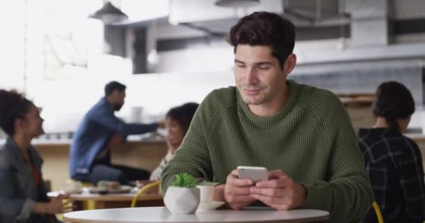 Śmiech Telefon Lub Szczęśliwy Człowiek Kawiarni Mediach Społecznościowych Dla Mnie — Wideo stockowe
