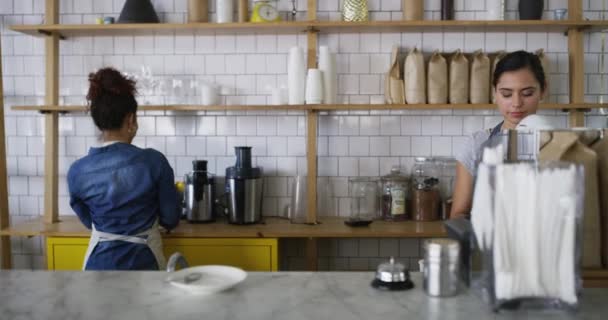 Женщина Кафе Бариста Обслуживают Клиентов Улыбкой Кафе Стартап Магазин Сервис — стоковое видео