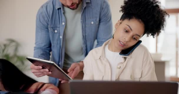 Ödevi Tablet Evde Eğitim Öğrenme Okul Dersi Için Ebeveynleri Olan — Stok video