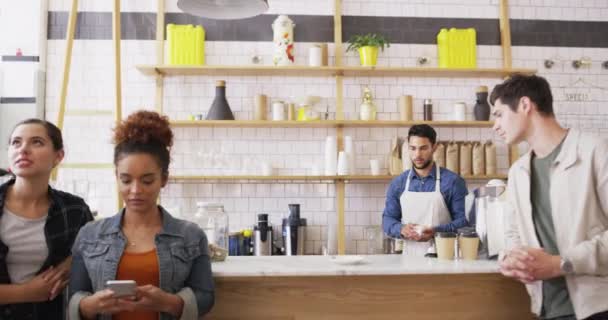Männlicher Kellner Coffeeshop Und Barista Bedienen Kunden Mit Händen Café — Stockvideo