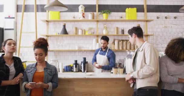 Bărbat Cafenea Barista Care Servește Cappuccino Brațele Încrucișate Cafenea Startup — Videoclip de stoc