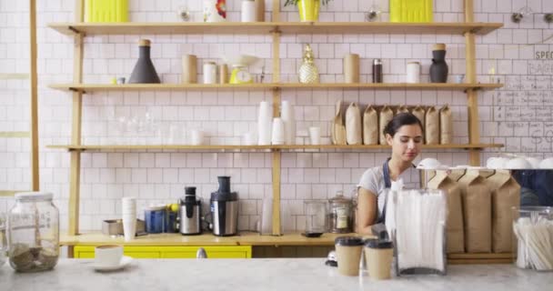 咖啡店和服务员为顾客提供外卖杯和智能手机 业主和与人 工人和围裙一起工作的餐厅 热饮和女服务员 — 图库视频影像