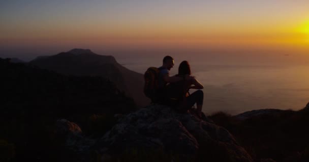 Paar Wandelen Bergtop Voor Avontuur Nacht Zonsondergang Boven Oceaan Klimmers — Stockvideo