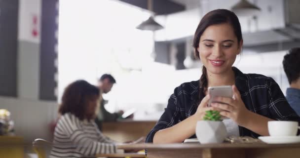 Gelukkig Vrouw Typen Met Telefoon Coffeeshop Cafe Grappige Meme Social — Stockvideo