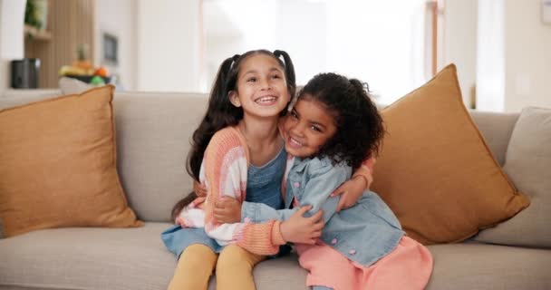 Feliz Crianças Rosto Com Abraço Irmãs Sofá Cuidado Apoio Juntos — Vídeo de Stock