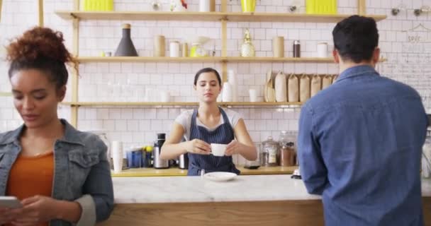 Boldog Barista Dolgozó Kávézó Keresztbe Tett Karokkal Büszkeség Latte Asztalon — Stock videók