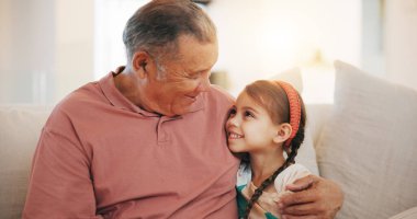 Ev, rahatla ve büyükbaba, kız ve haftasonu tatilinde mutlulukla sarıl, neşeli ve birbirine bağlı. Yaşlı adam, kıdemli insan ve çocuk bir gülümseme, kucak ve sevgi ile destek ve çocuk.