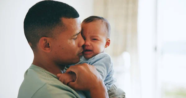 Knuffel Troost Vader Met Huilende Baby Een Kinderkamer Met Zorg — Stockfoto