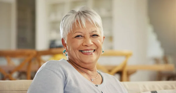 Mujer Mayor Retrato Sonrisa Sofá Casa Para Relajarse Para Jubilación —  Fotos de Stock