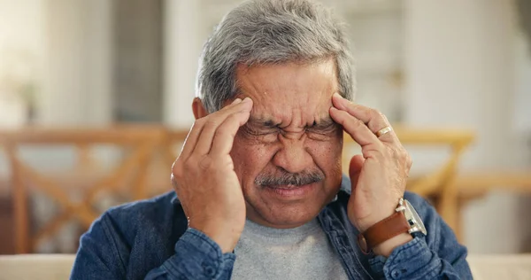 老年人和压力在家里因失误 心理健康和退休后的脑雾 疲倦和沮丧的老年人 有偏头痛 危机和眩晕 创伤和疲倦的痛苦 — 图库照片