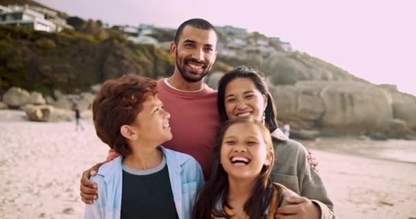 Playa Sonrisa Rostro Los Padres Con Los Niños Atardecer Vacaciones — Vídeos de Stock