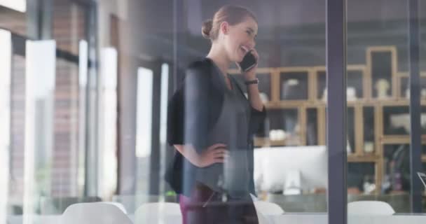 Llamada Telefónica Ventana Cristal Mujer Negocios Riendo Hablando Discutiendo Con — Vídeos de Stock