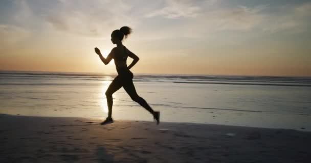 Femme Course Fitness Sur Plage Coucher Soleil Pour Entraînement Entraînement — Video